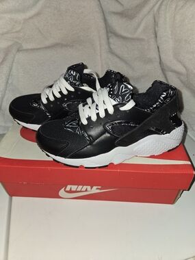 Nike Kids Black & White Heart-Detail Huarache-Style Sneakers